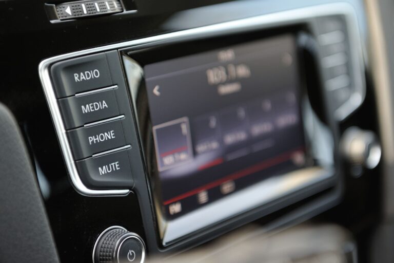 ¿Por qué instalar una pantalla multimedia en tu auto es una excelente decisión?
